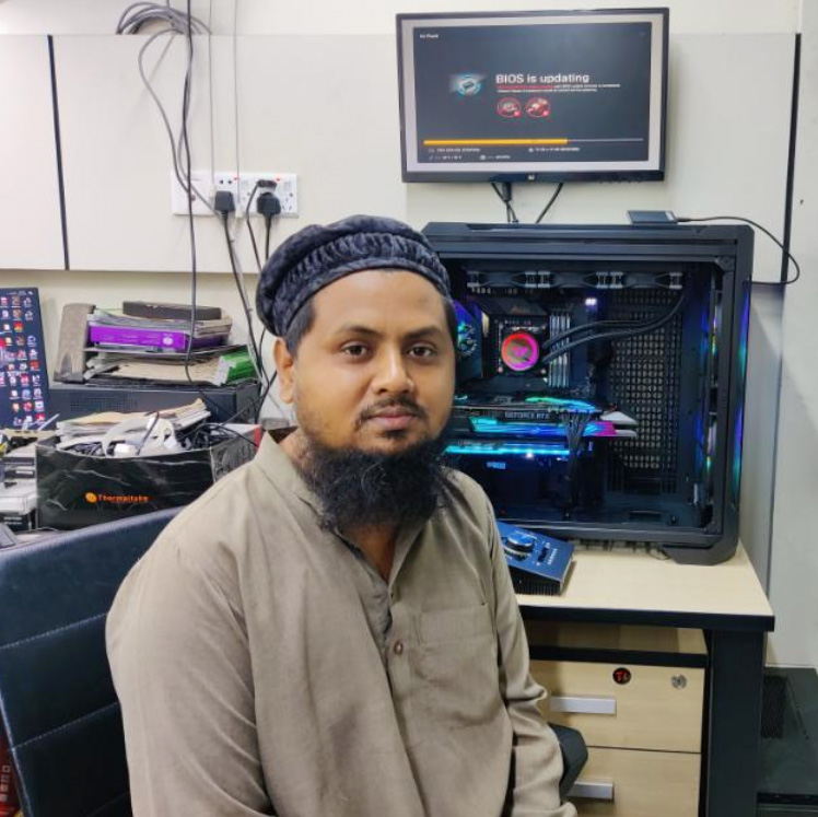 স্টুডিওতে সফটওয়্যার সেটাপ করছেন মোঃ আব্দুল হান্নান 